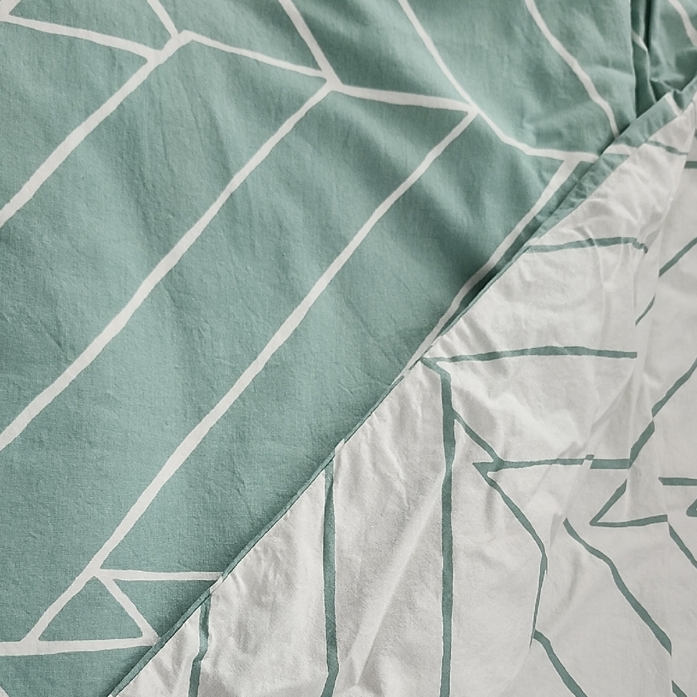 Bed Bath & Beyond Modern Duvet Cover in Teal and White
